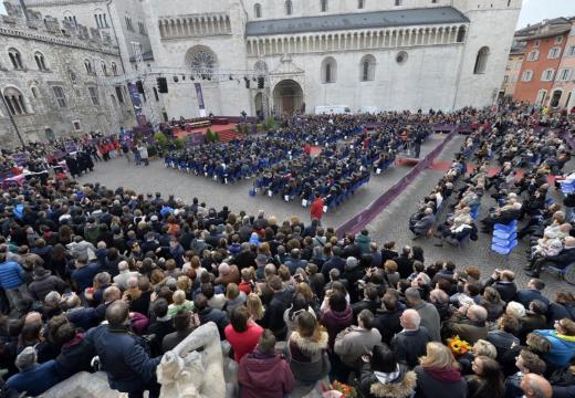 L'annuale proclamazione di Laurea in piazza Duomo a Trento